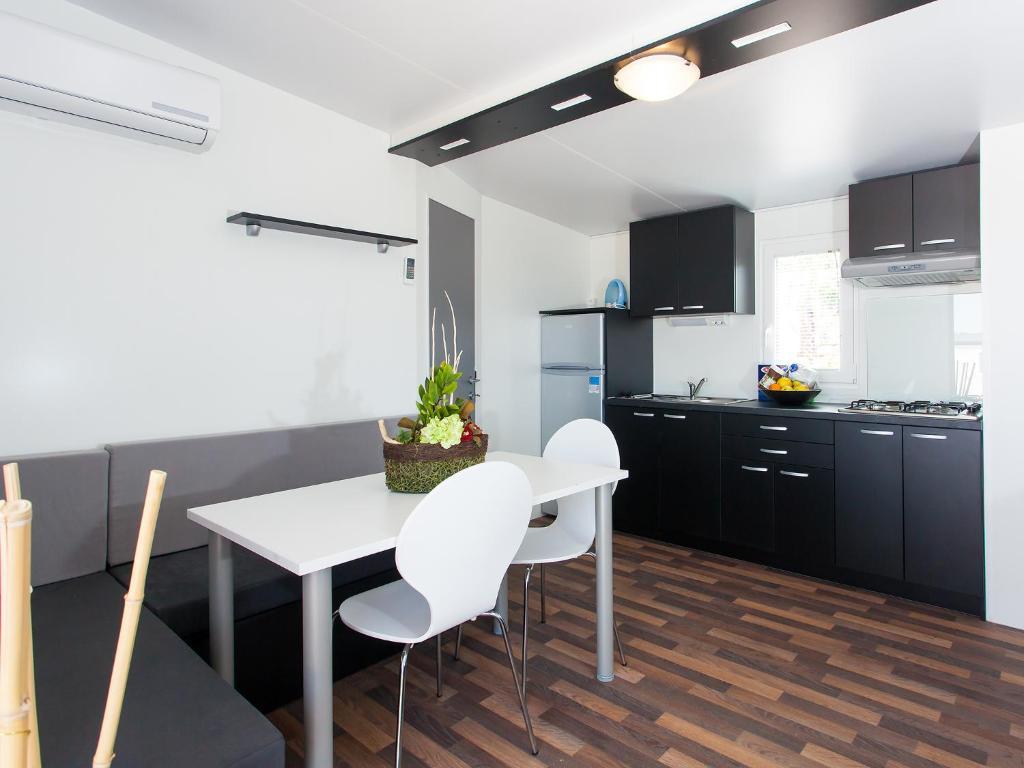 Camping Adria Mobile Homes In Camping Kastanija Novigrad  Room photo