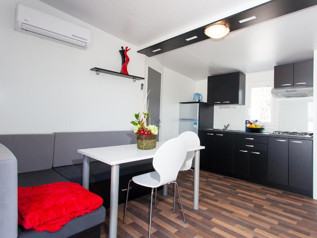 Camping Adria Mobile Homes In Camping Kastanija Novigrad  Room photo