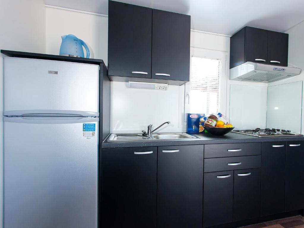 Camping Adria Mobile Homes In Camping Kastanija Novigrad  Room photo
