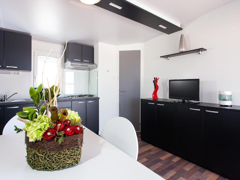 Camping Adria Mobile Homes In Camping Kastanija Novigrad  Room photo