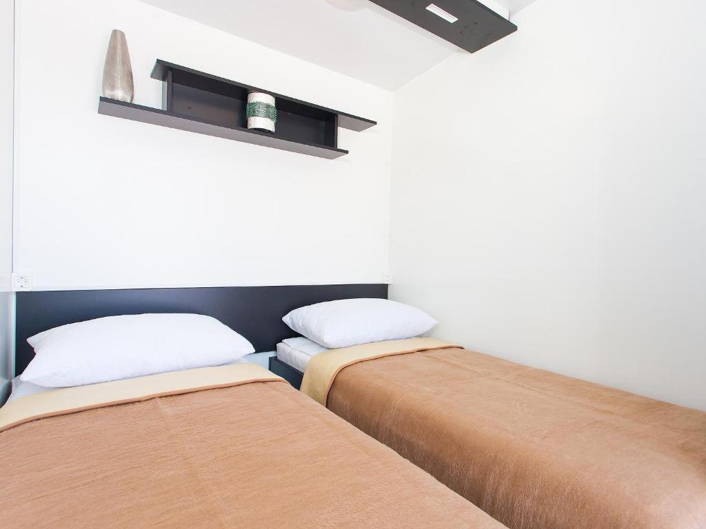Camping Adria Mobile Homes In Camping Kastanija Novigrad  Room photo