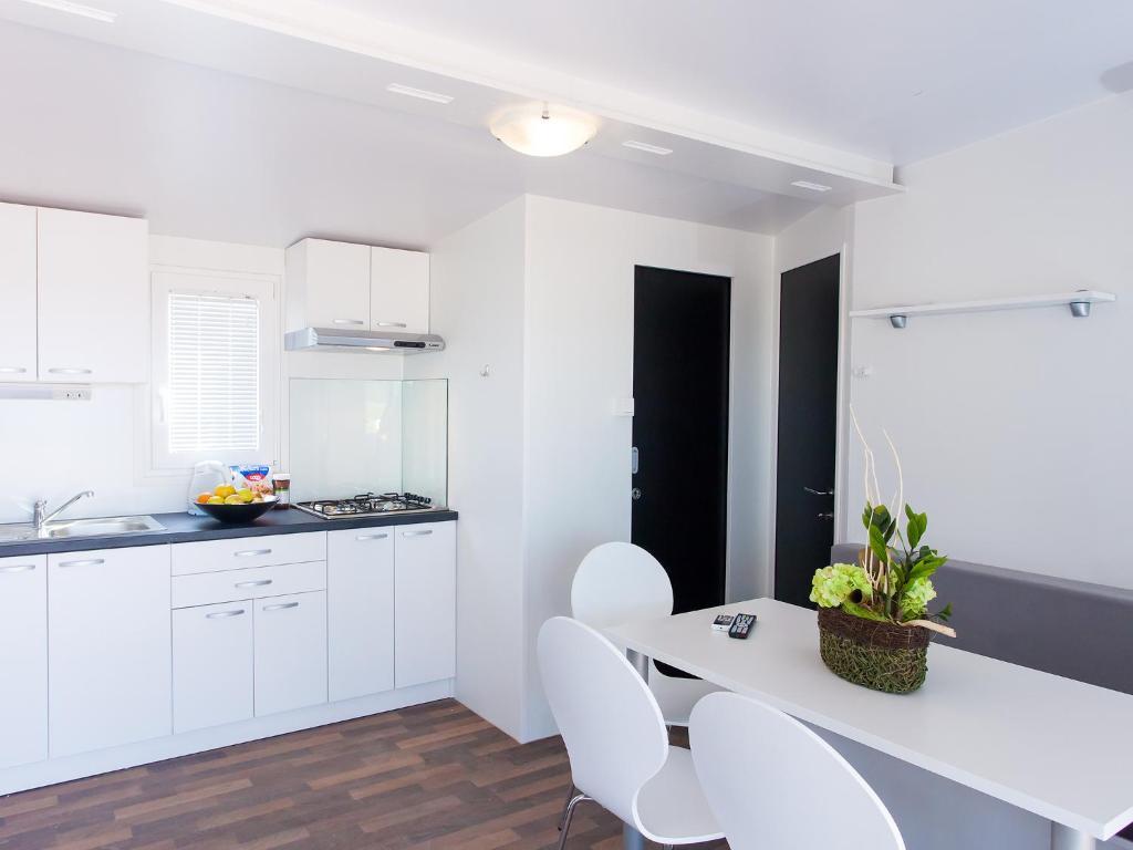 Camping Adria Mobile Homes In Camping Kastanija Novigrad  Room photo