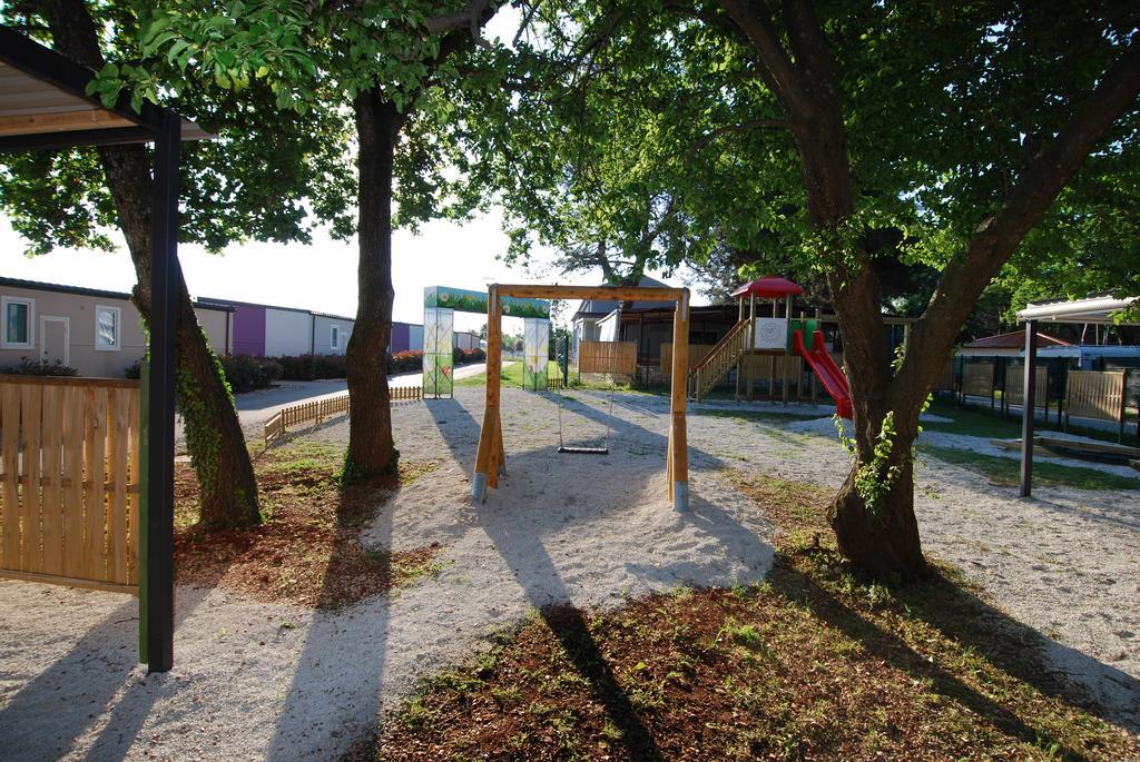 Camping Adria Mobile Homes In Camping Kastanija Novigrad  Exterior photo