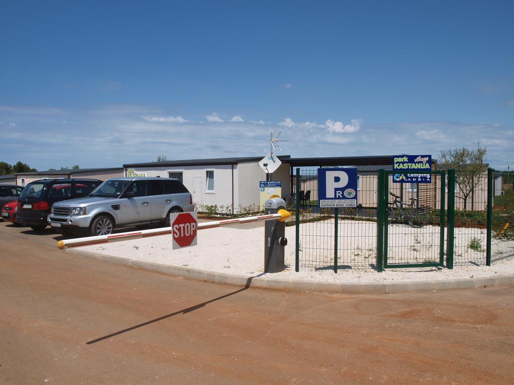 Camping Adria Mobile Homes In Camping Kastanija Novigrad  Exterior photo